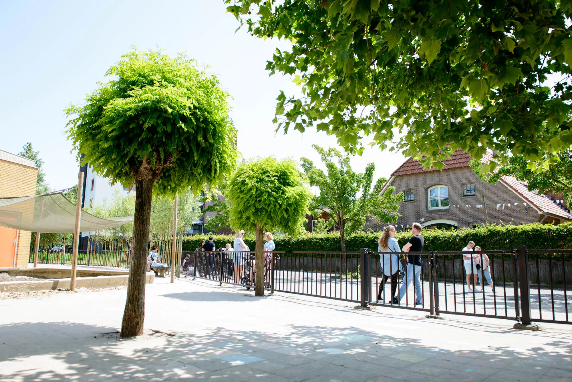 Ouders aan het schoolplein